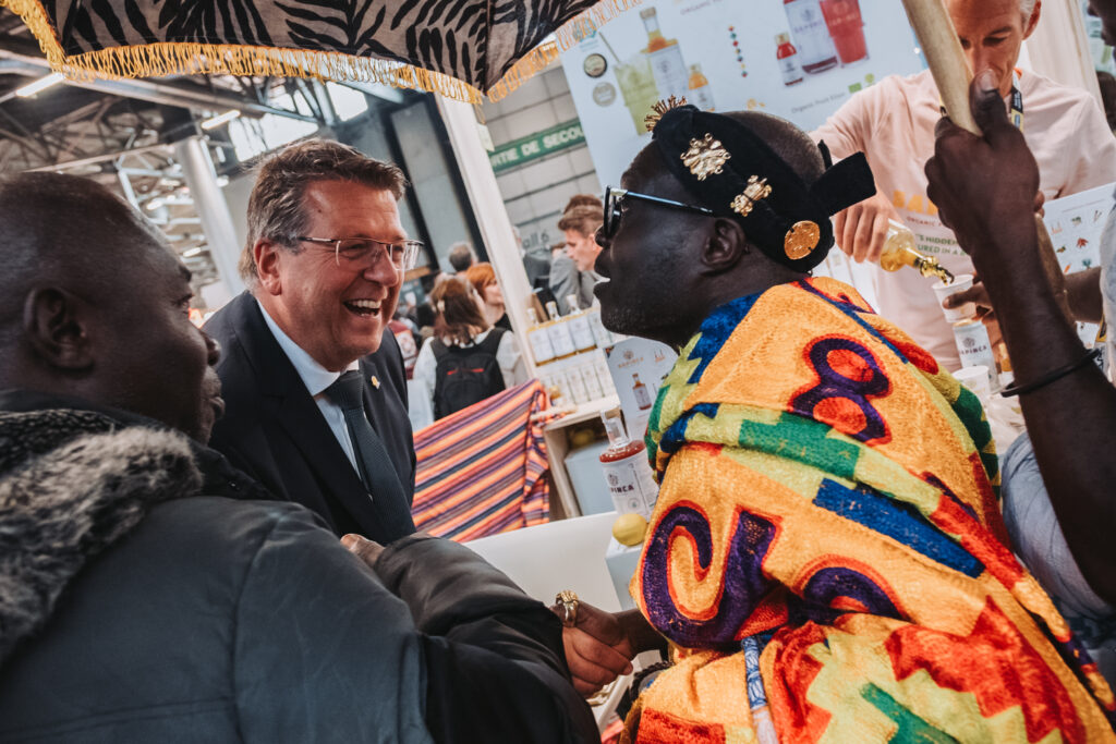 le président qui sert la main à une personne importante