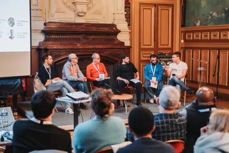 une conférence de plusieurs personnes