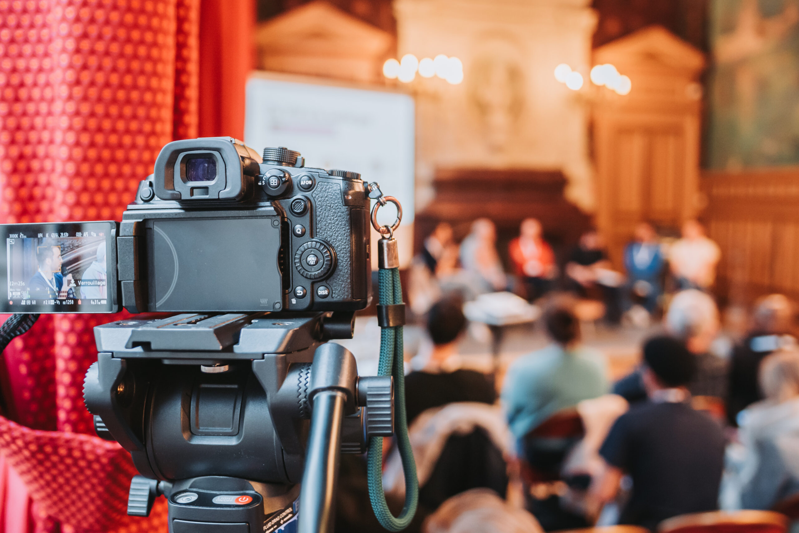 Caméra qui filme une conférence