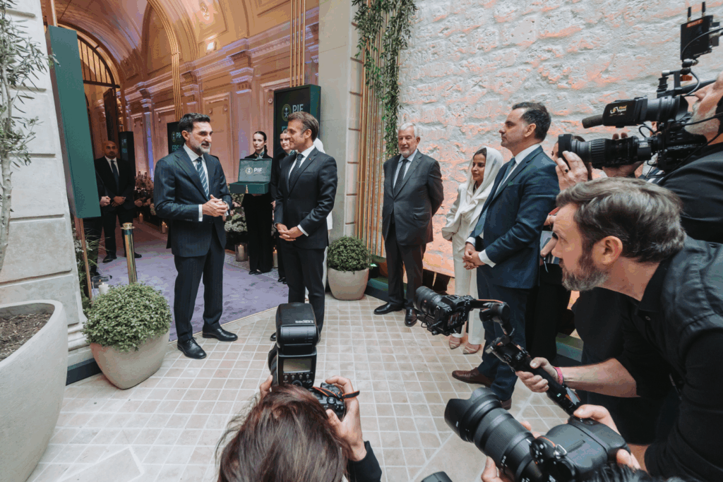 plein de photographes qui filme le président