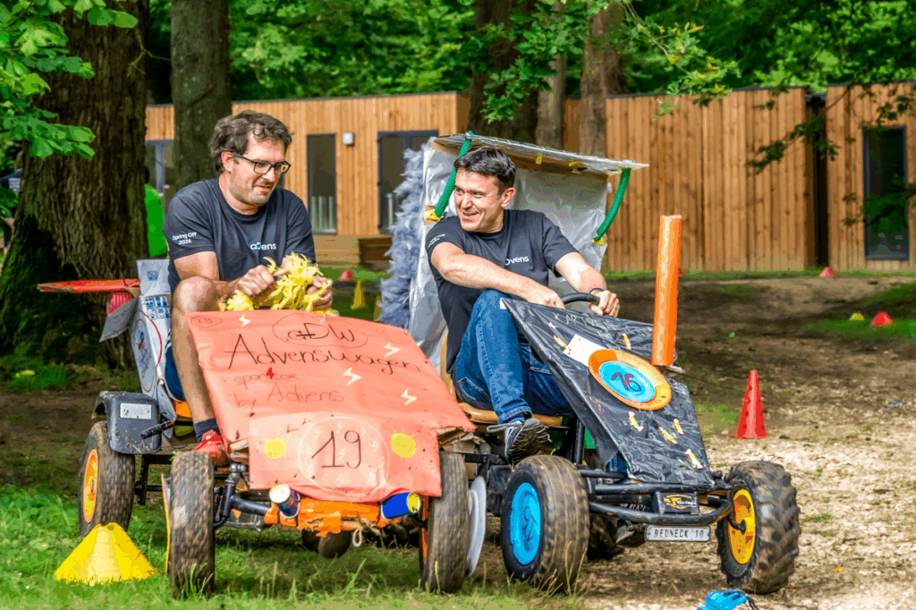photographie de deux salariés lors d'un séminaire, ils font une activité de karting