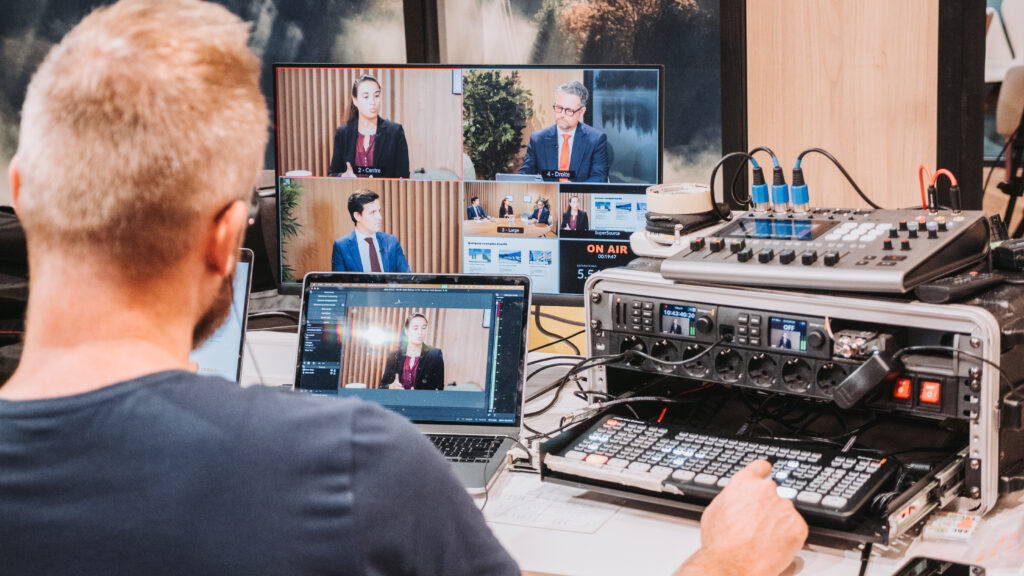 Un réalisateur qui fait une captation vidéo