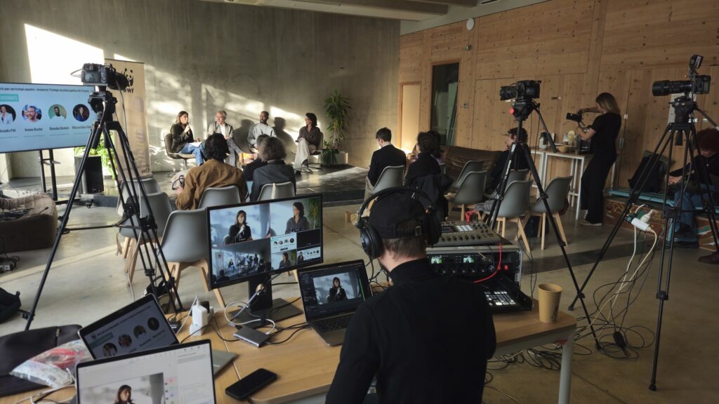 Réalisation multicaméra d'une conférence de presse avec habillage et slides