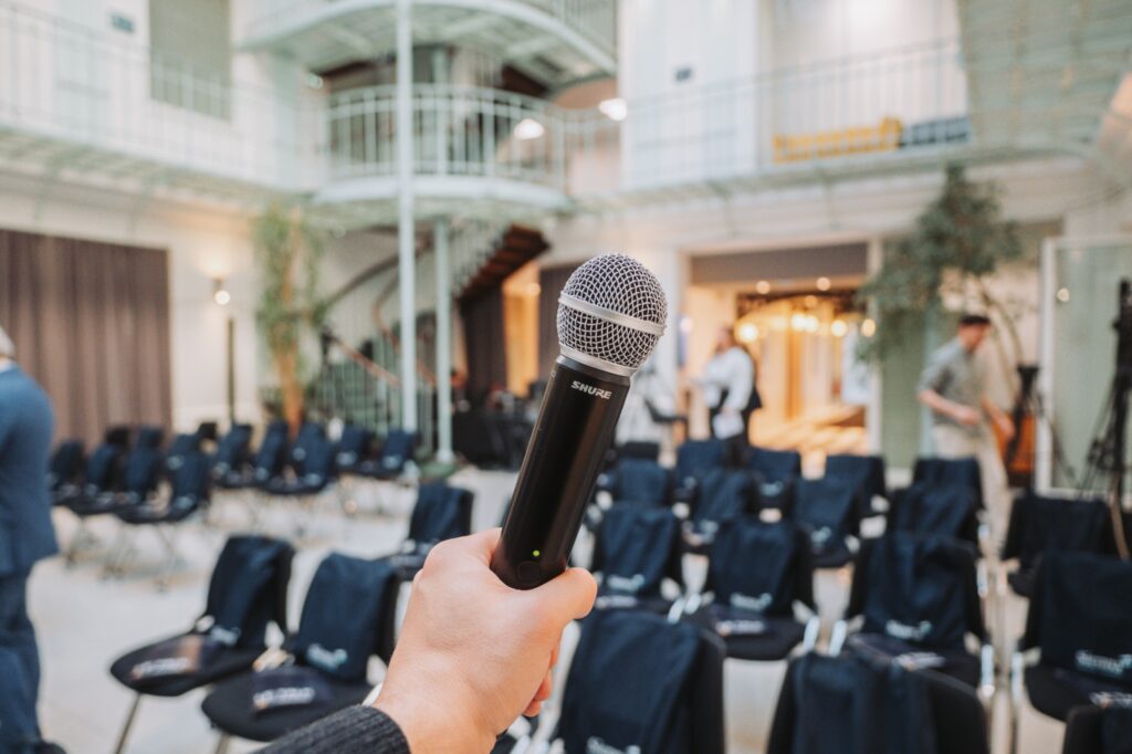Réalisateur aux côtés de l'animateur d'une conférence de presse en direct