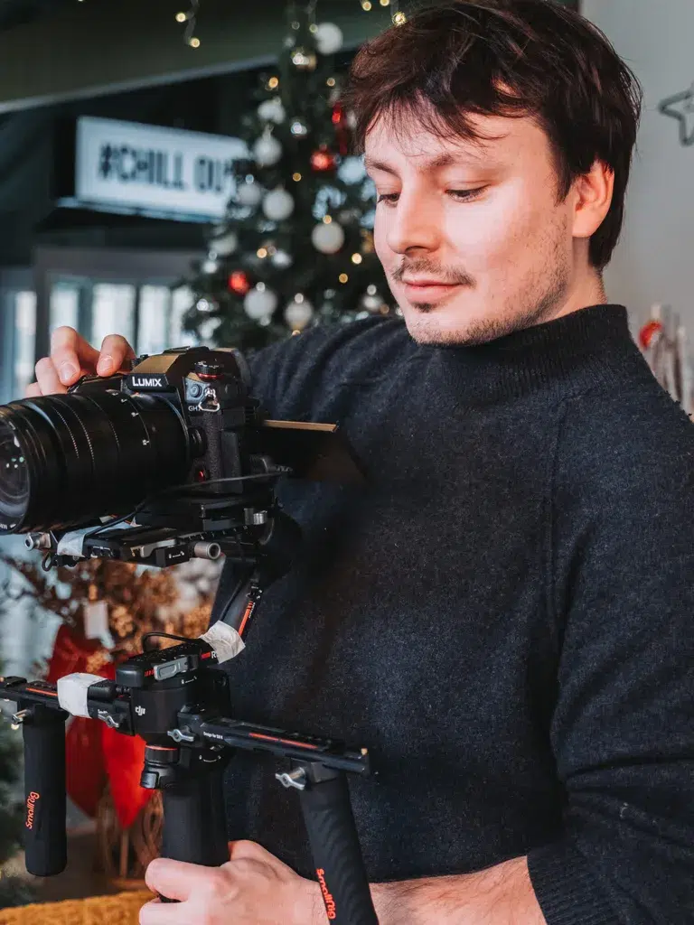 Cadreur au stabilisateur en tournage d'aftermovie